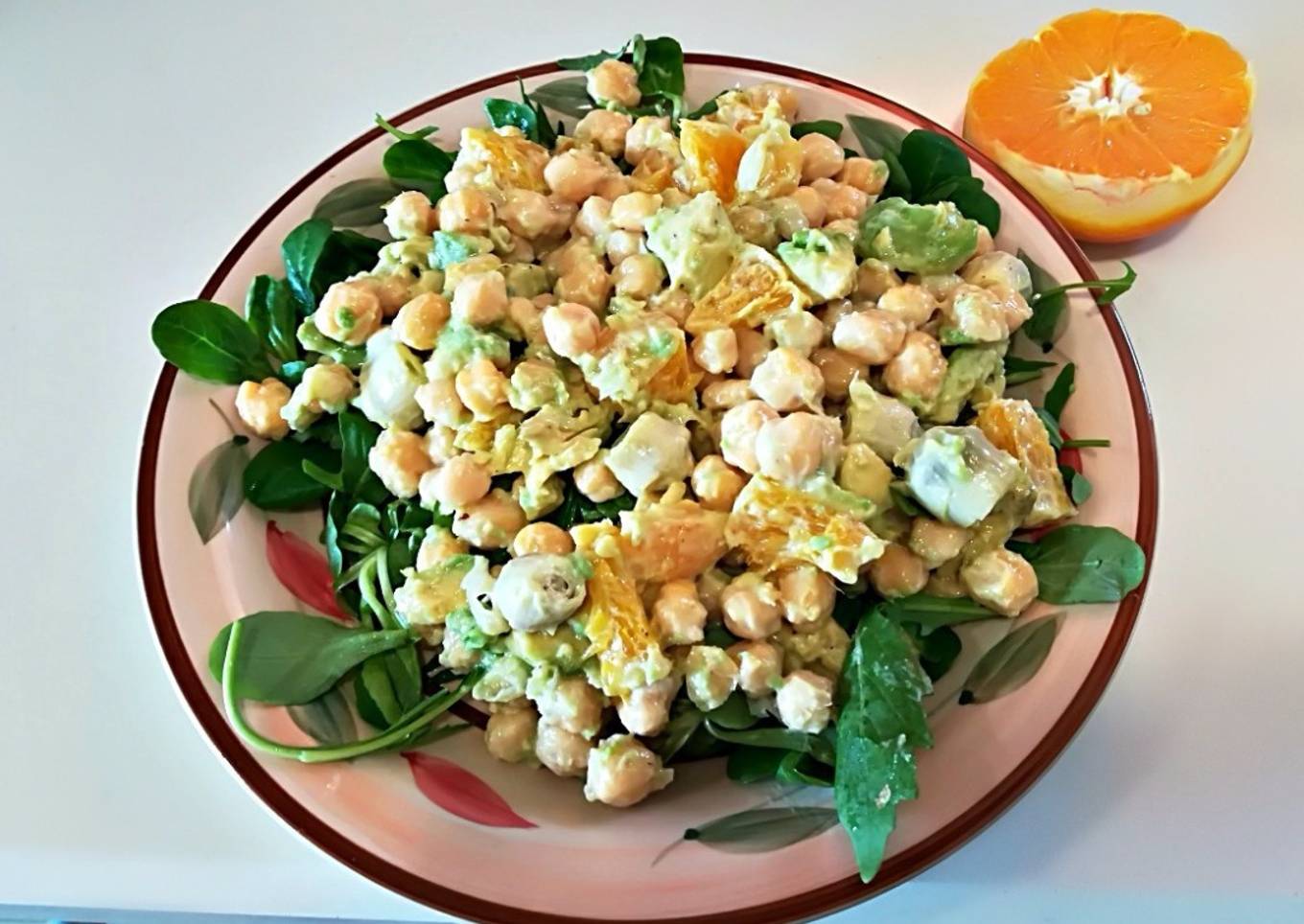 Ensalada de garbanzos, aguacate y naranja