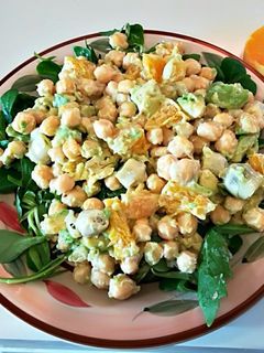 Una foto de Ensalada de garbanzos, aguacate y naranja