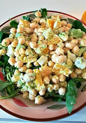 Foto principal de Ensalada de garbanzos, aguacate y naranja