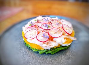 Une photo de Carpaccio gambas agrumes avocat