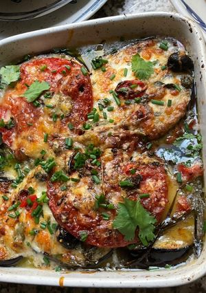 Une photo de 🍆Tian provençal 🍆🍅l’aubergine en fête 🌶️🍃🧺