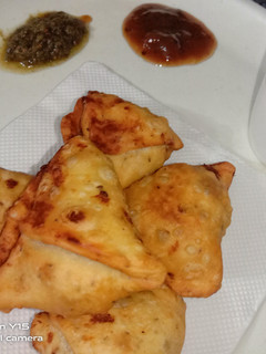 आलू का समोसा(aloo ka samosa recipe in hindi) रेसिपी मुख्य फोटो
