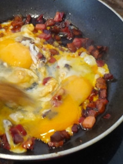 Una foto de Huevos con chorizo