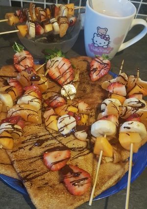Une photo de Crêpes avec brochette de fruits