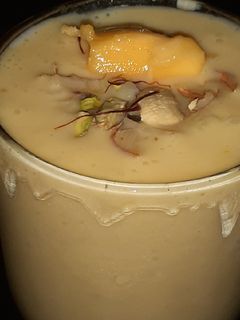 वनीला मैंगो मिल्क शेक (vanilla mango milk shake recipe in Hindi) रेसिपी मुख्य फोटो