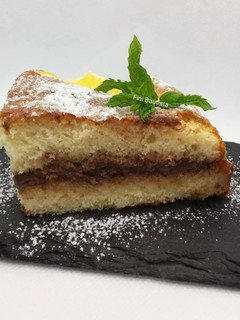 Una foto de Bizcocho de naranja relleno de crema de chocolate