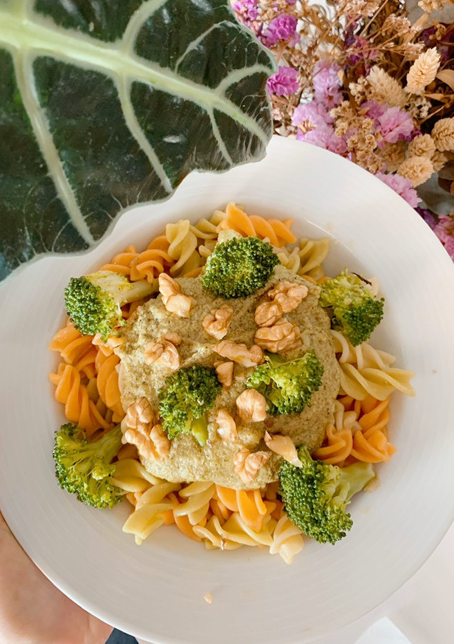 Una foto de Pasta con pesto de brócoli y nueces