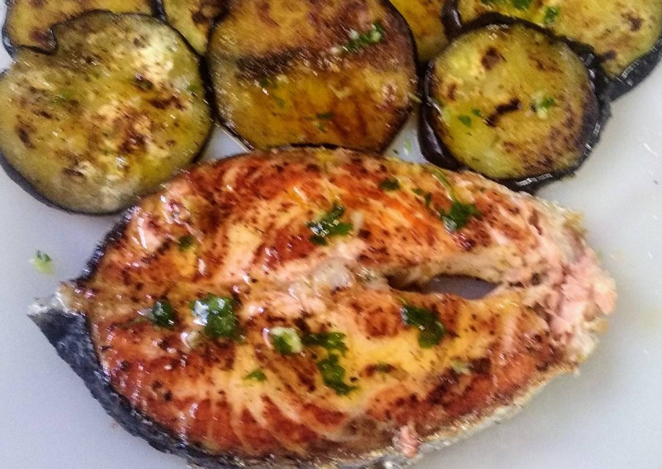 Salmón a la plancha con aderezo y berenjenas