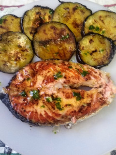 Una foto de Salmón a la plancha con aderezo y berenjenas