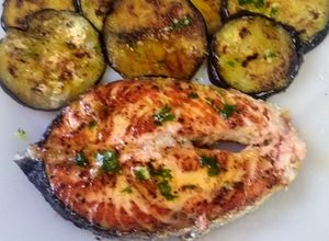 Foto principal de Salmón a la plancha con aderezo y berenjenas