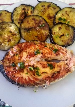 Una foto de Salmón a la plancha con aderezo y berenjenas