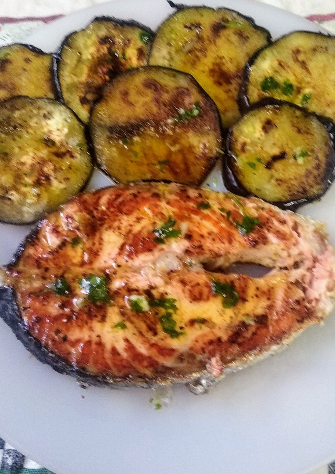 Una foto de Salmón a la plancha con aderezo y berenjenas
