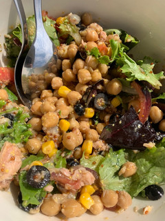 Una foto de Ensalada de garbanzos