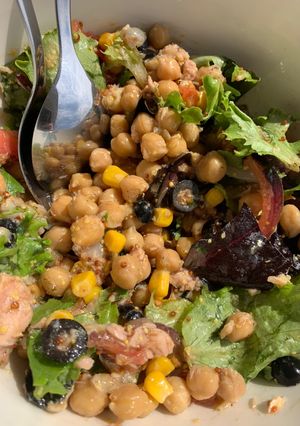 Una foto de Ensalada de garbanzos