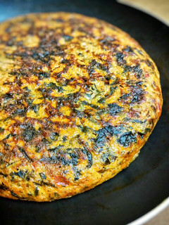Una foto de Tortilla de espinacas con tomate