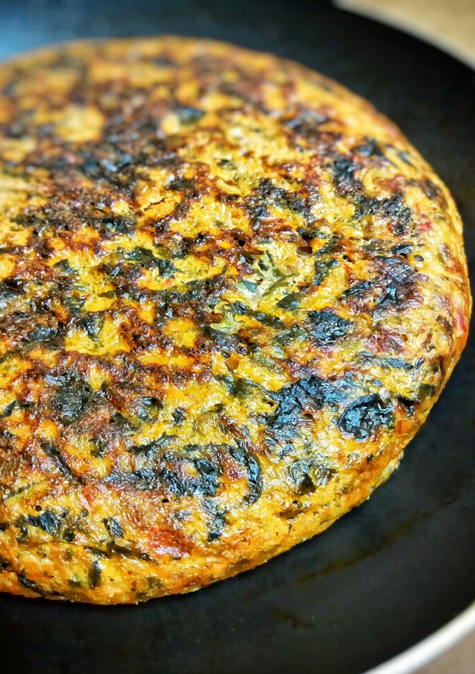 Una foto de Tortilla de espinacas con tomate