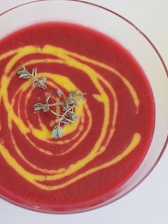 Rote-Bete-Gazpacho mit Mango-Olivenöl-Vinaigrette Rezepthauptbild