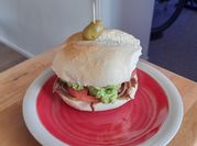 Una foto de sandwich aceitunas