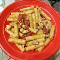 A picture of Rigatoni pesce spada e olive.