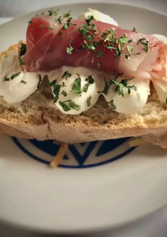Una foto de Tosta de jamón ibérico sobre queso cremoso