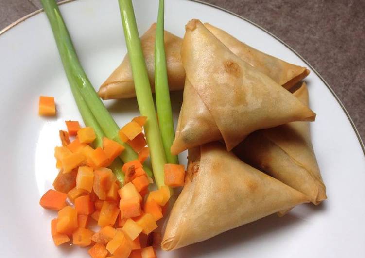 Bumbu meracik Samosa Vegetarian yang nikmat