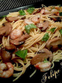 Una foto de Ensalada templada de pasta, champiñon y gambas