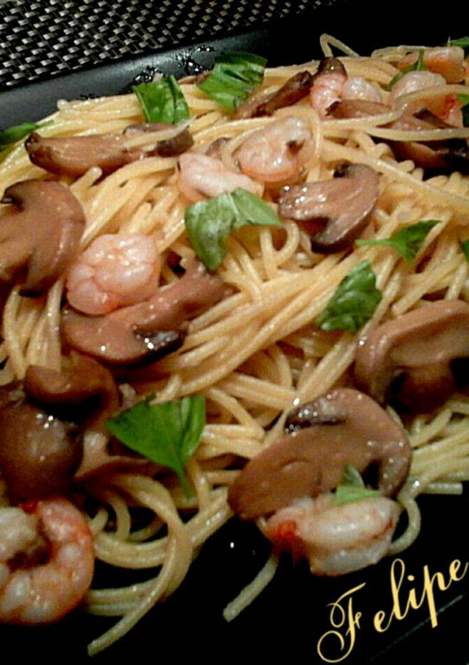 Una foto de Ensalada templada de pasta, champiñon y gambas