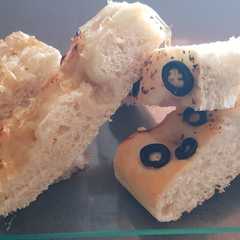Una foto de Focaccia deliciosa de aceitunas negras y cebolla