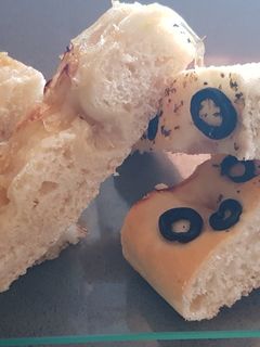 Una foto de Focaccia deliciosa de aceitunas negras y cebolla