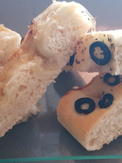 Una foto de Focaccia deliciosa de aceitunas negras y cebolla