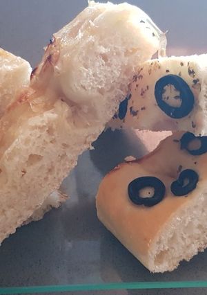 Una foto de Focaccia deliciosa de aceitunas negras y cebolla