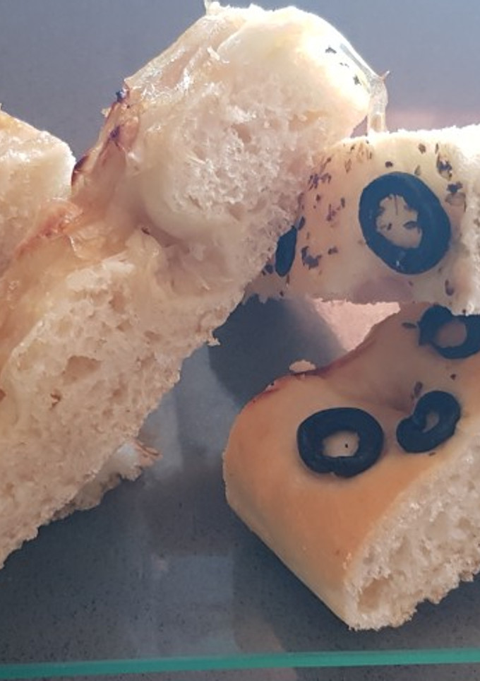 Una foto de Focaccia deliciosa de aceitunas negras y cebolla