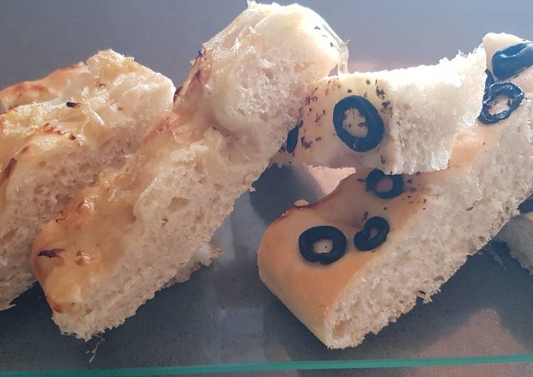 Focaccia deliciosa de aceitunas negras y cebolla