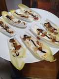 Endibia con queso tierno, nueces, pasas, aove y vinagre de Módena