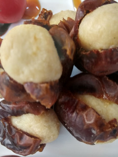 A picture of Milky stuffed dates.