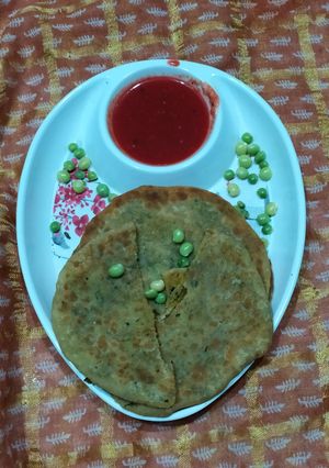 A picture of Fresh tuvar kachori paratha.