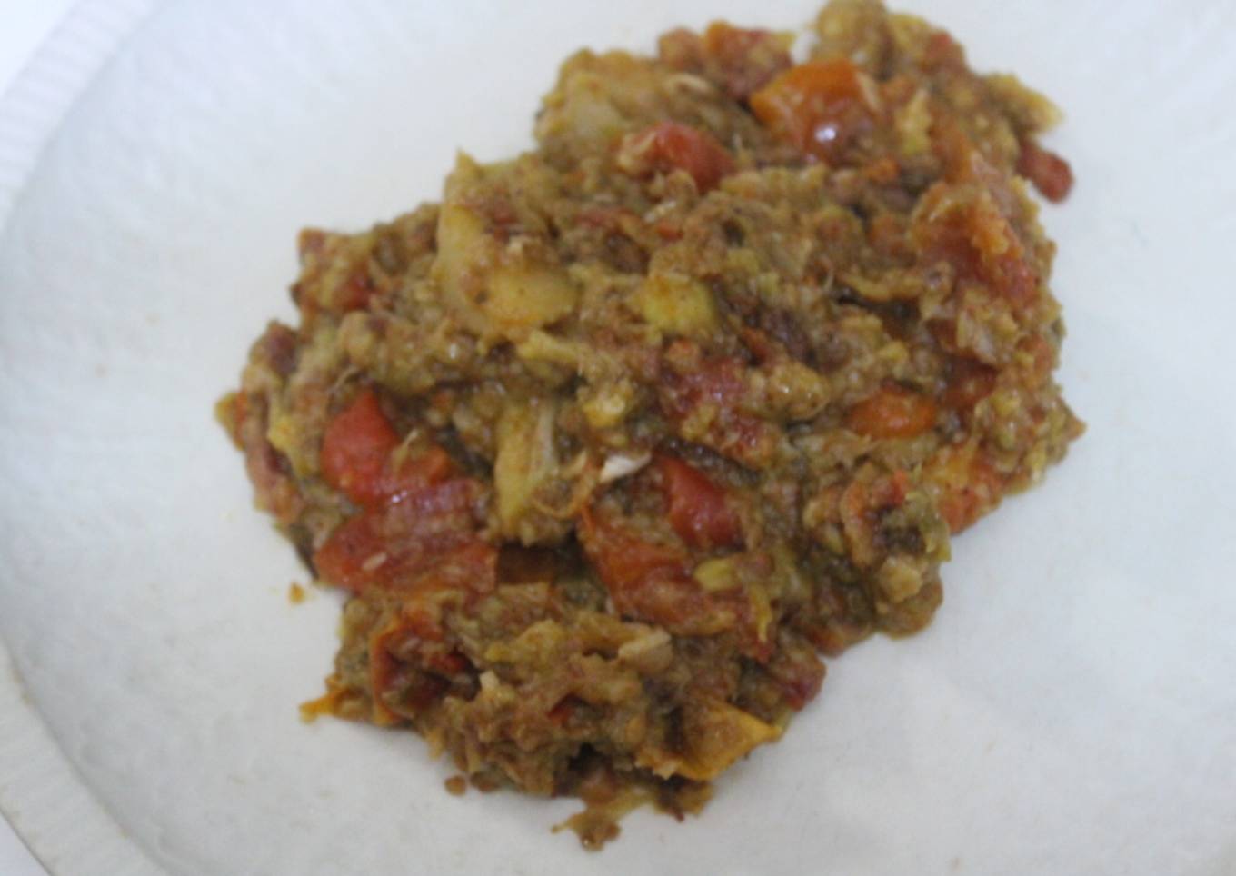 Coles de Bruselas con tocino en salsa de tomate