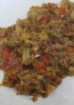 Una foto de Coles de Bruselas con tocino en salsa de tomate