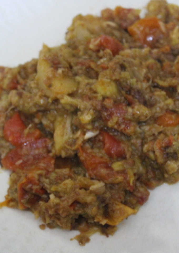 Una foto de Coles de Bruselas con tocino en salsa de tomate