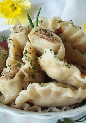 Zdjęcie przepisu Domowe pierogi z mięsem z łopatki i z kapusta kiszoną.