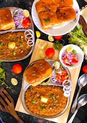 पाव भाजी(pav bhaji recipe in hindi) रेसिपी मुख्य फोटो