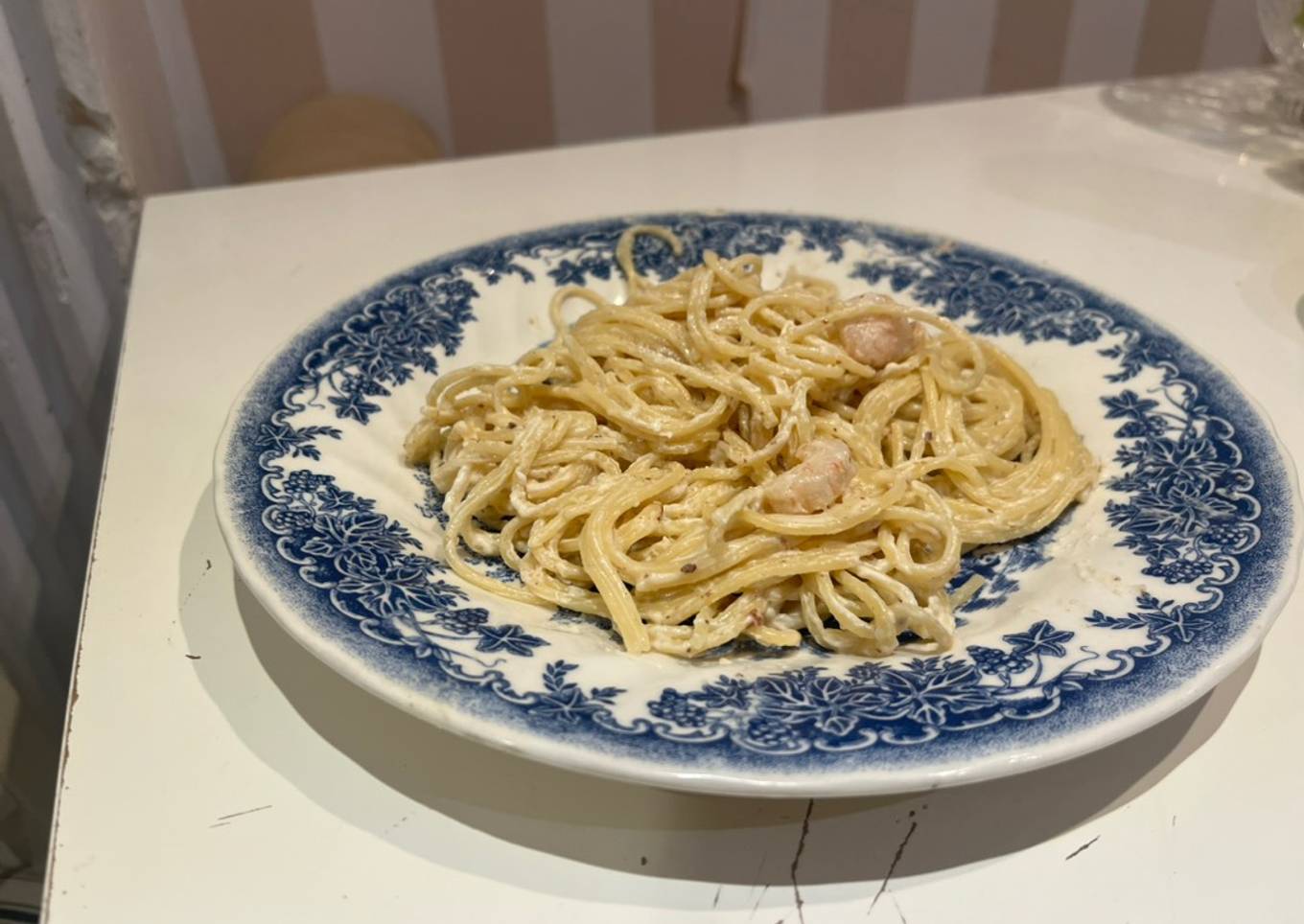 Espaguetis con nata y gambas