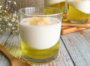Foto de Copos de Gelatina, Ananás e Iogurte