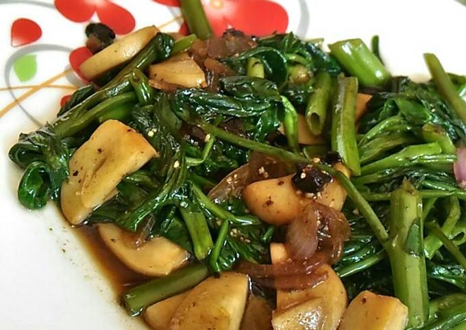 Bagaimana Menyiapkan Cah kangkung jamur black garlic. #bikinramadhanberkesan, Enak Banget
