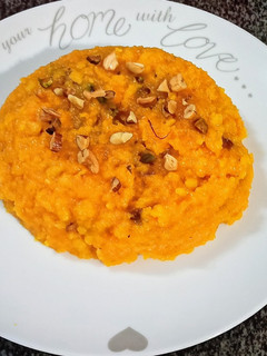 मूग डाळ हलवा (moong dal halwa recipe in marathi) रेसिपी चे मुख्य फोटो