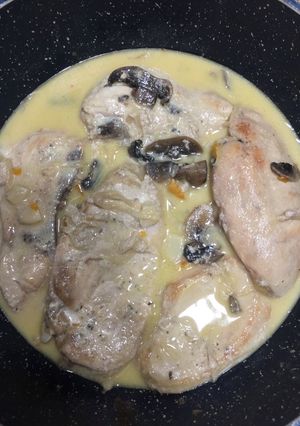 Una foto de Pollo en salsa de champiñones