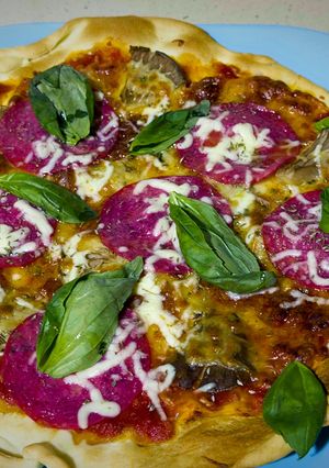 Una foto de Pizza de setas y salami
