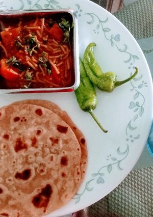 સેવ ટામેટા નું શાક ને પરાઠા (Sev Tomato Sabji Recipe In Gujarati) રેસીપી મુખ્ય ફોટો