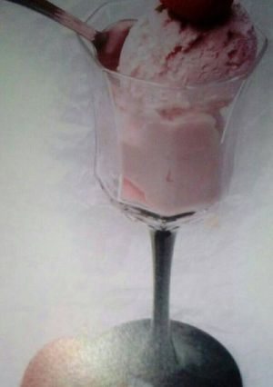 Una foto de Helado de fresa fácil y rápido