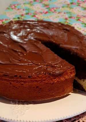 Una foto de Torta marmolada con chispas de chocolate y baño de Nutella!
